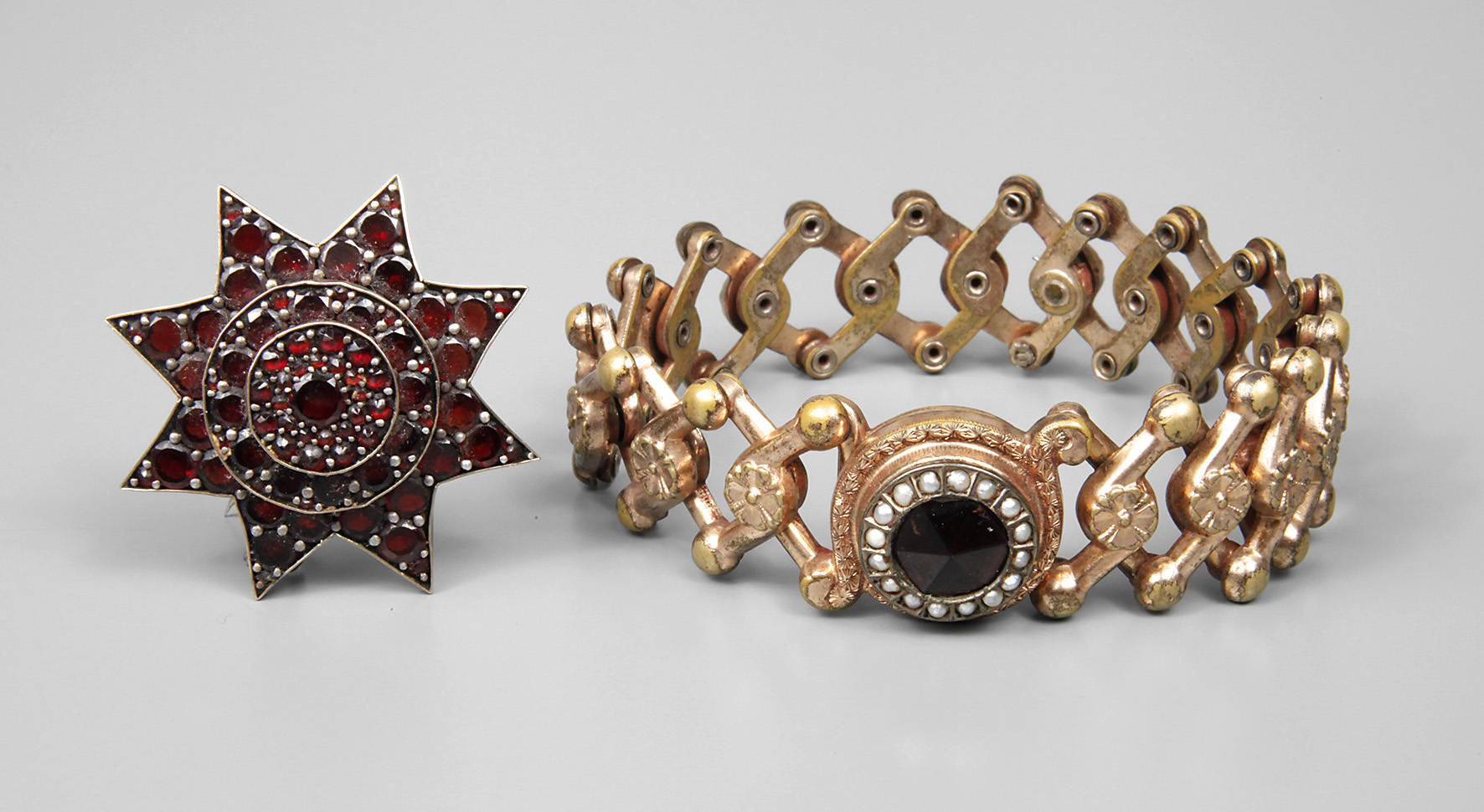 Zwei Teile Granatschmuck
