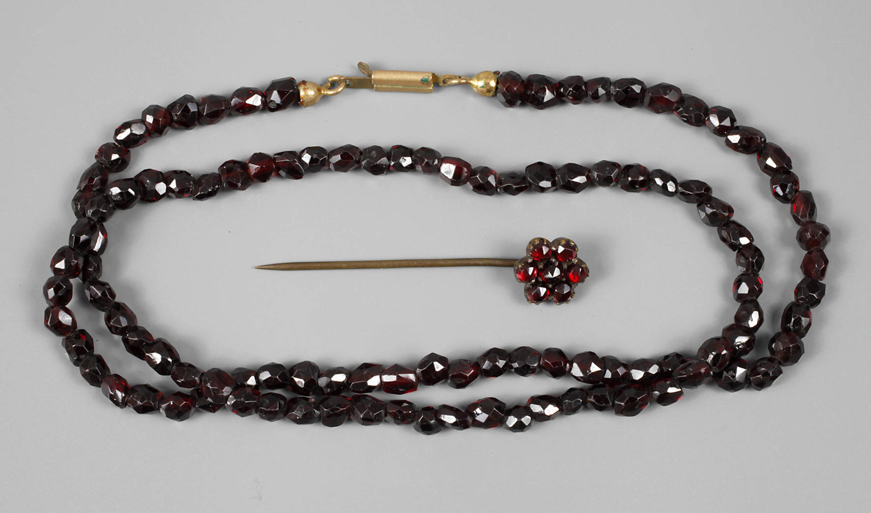 Zwei Teile Granatschmuck