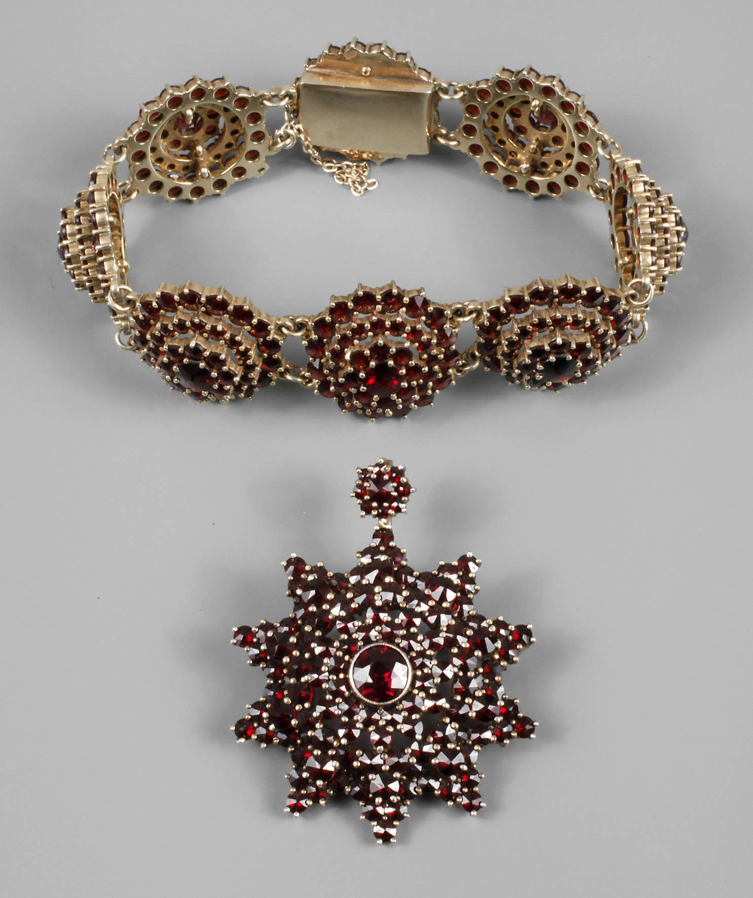 Zwei Teile Granatschmuck