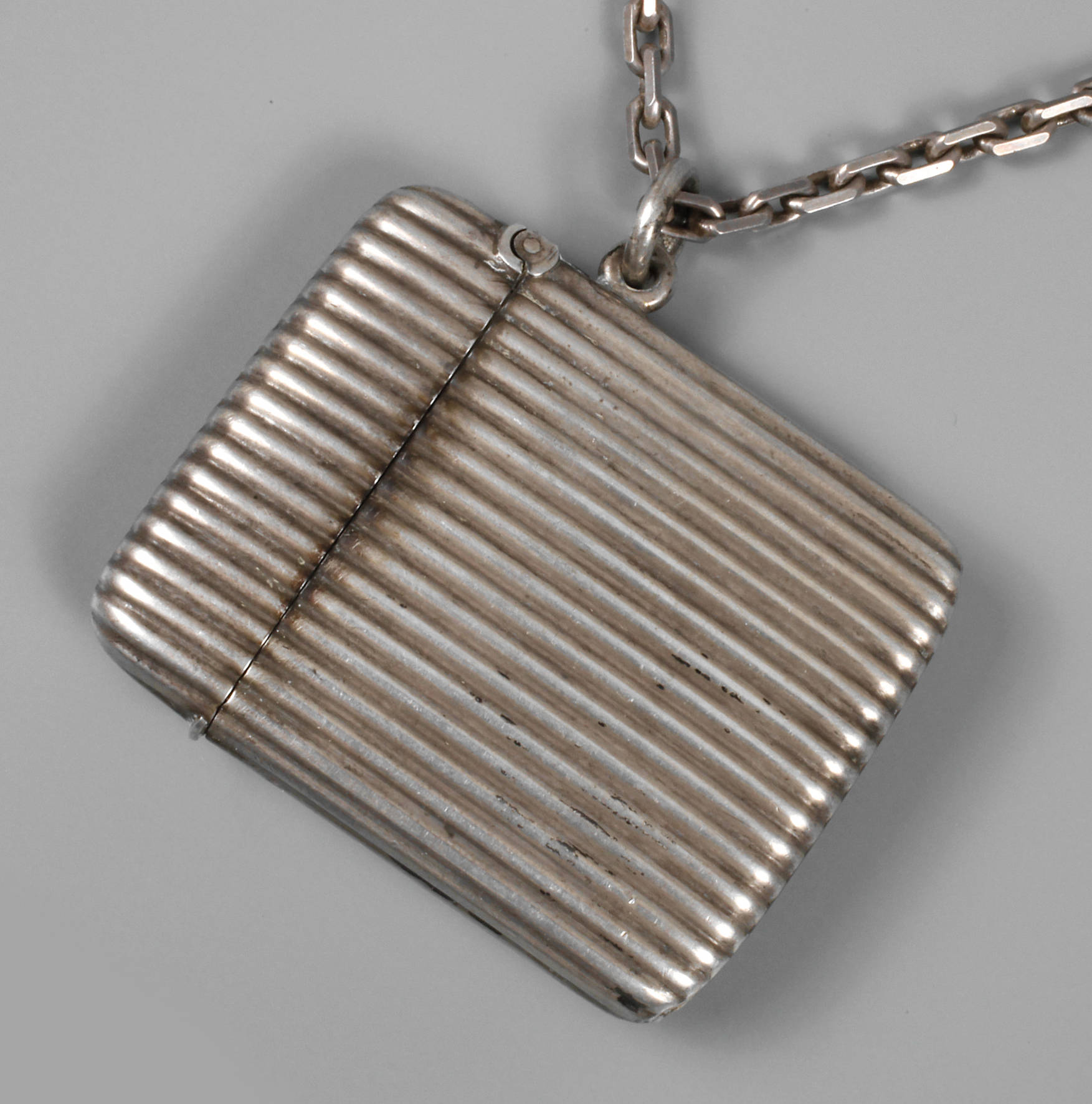 Eleganter Streichholzbehälter an Kette