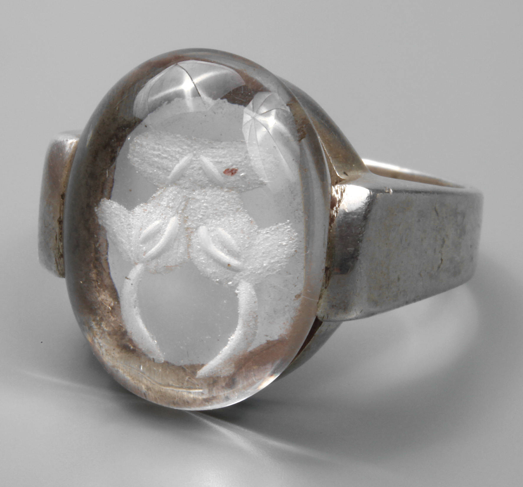 Damenring mit graviertem Bergkristall