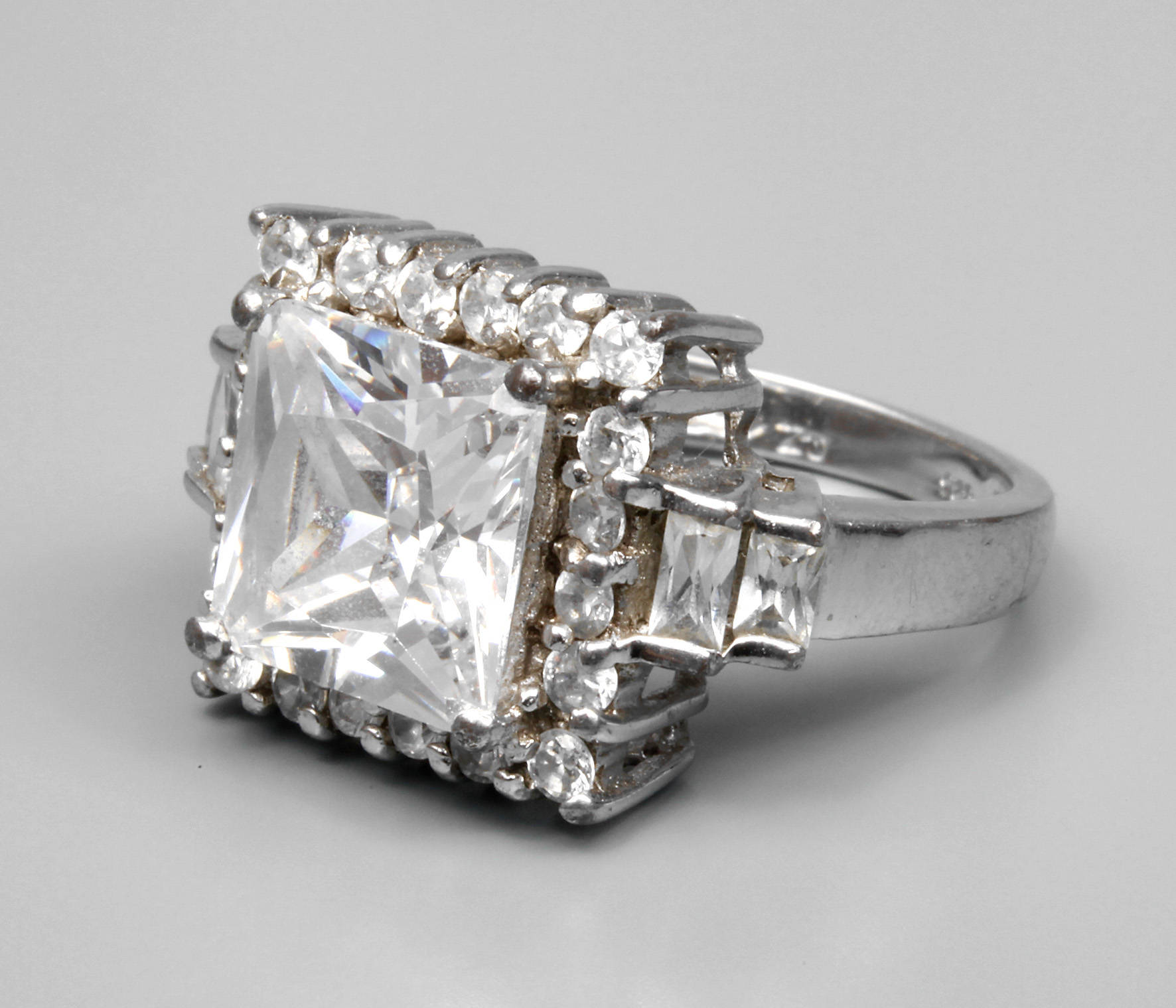 Damenring mit Zirkonia