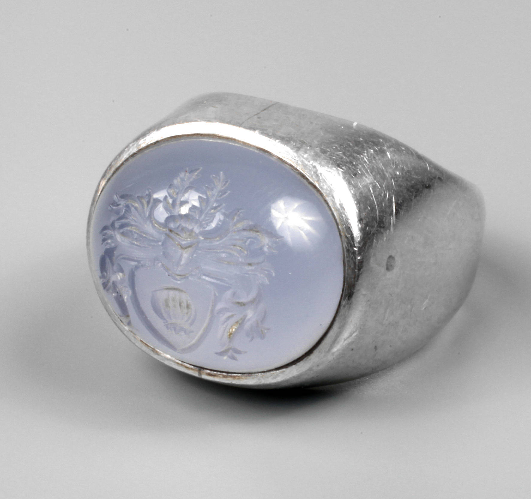 Silberring mit graviertem Chalzedoncabochon