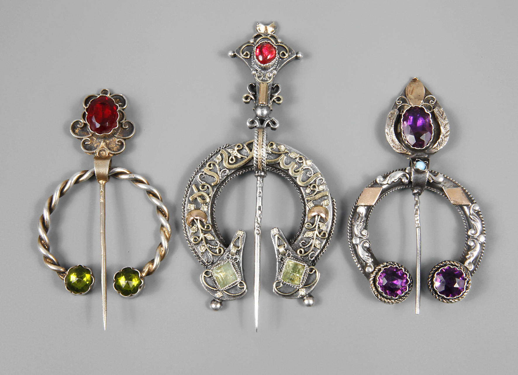 Drei Anstecknadeln in Fibelform