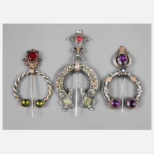 Drei Anstecknadeln in Fibelform