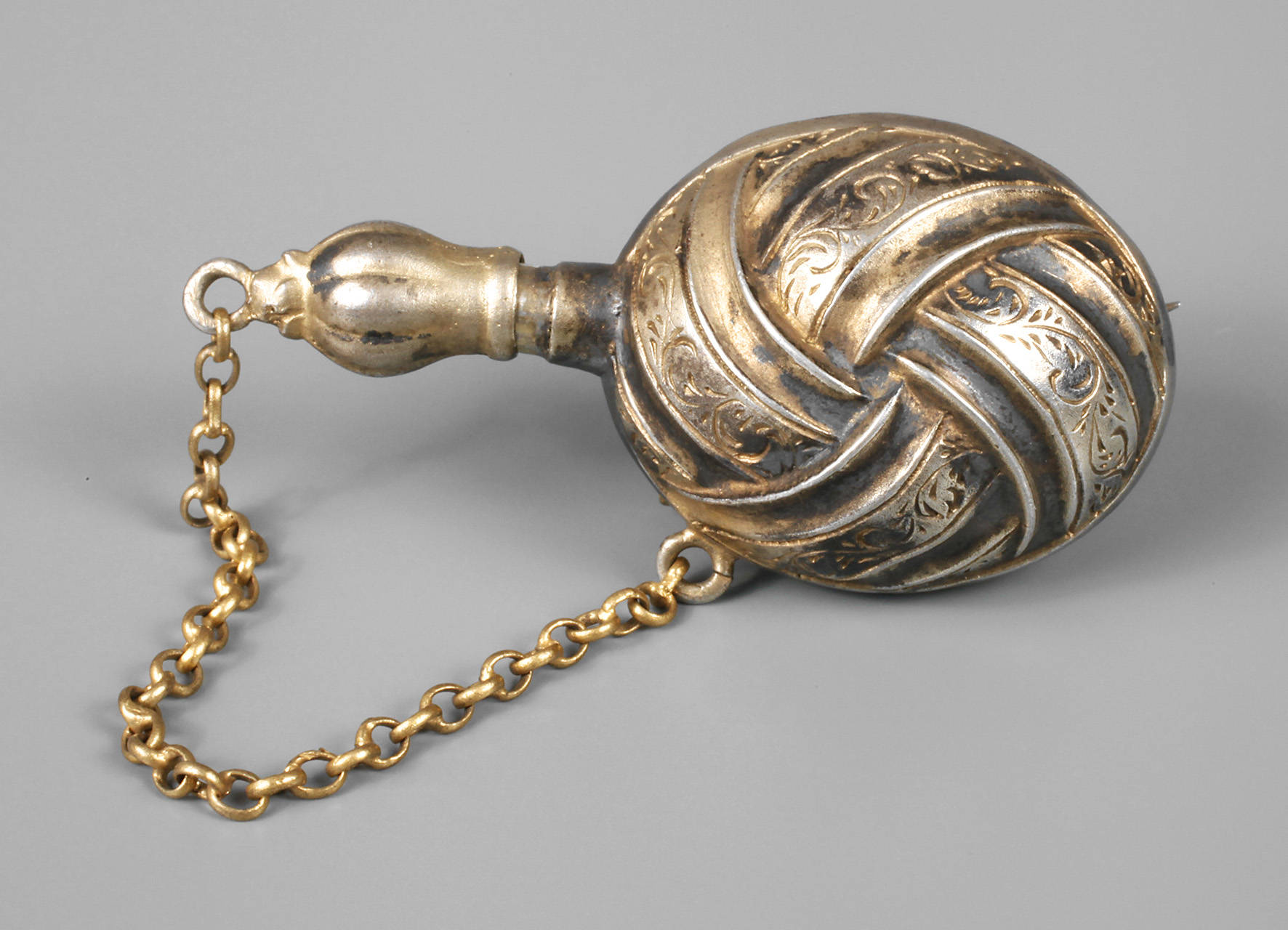 Parfumflakon als Brosche