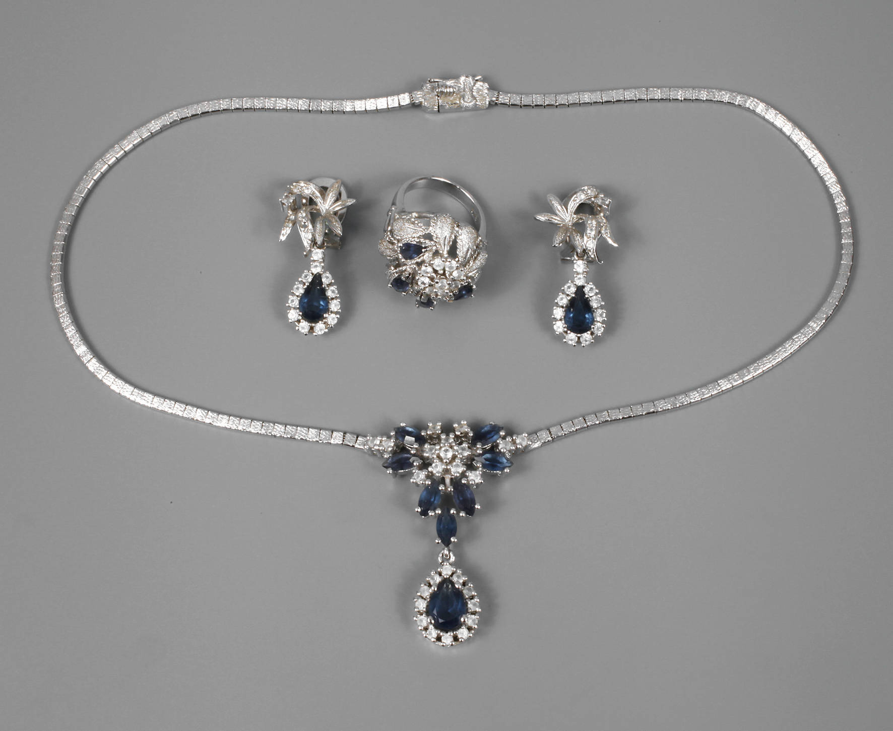 Aufwendiges Schmuckset mit Steinbesatz