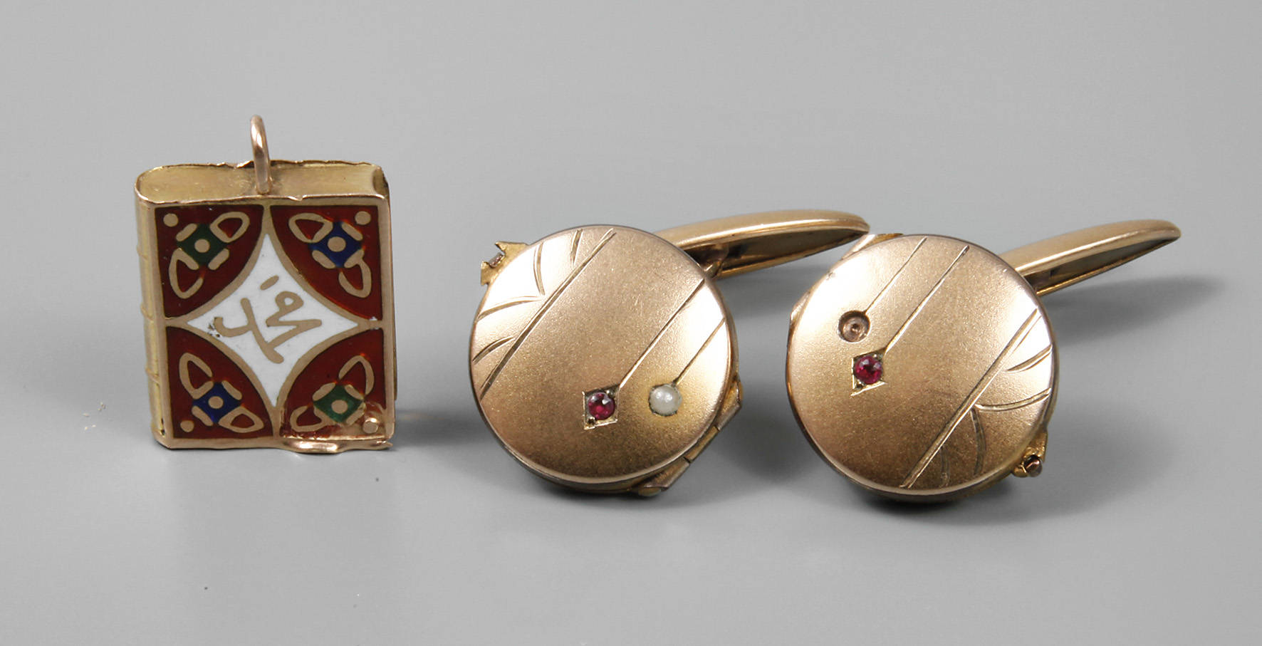 Paar Manschettenknöpfe und Miniaturkoran