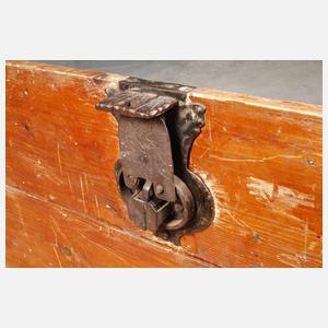 Barocke Flachdeckeltruhe