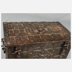 Bedeutende Eisentruhe