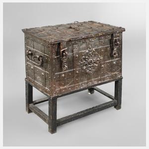 Bedeutende Eisentruhe