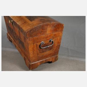 Furnierte Barocktruhe