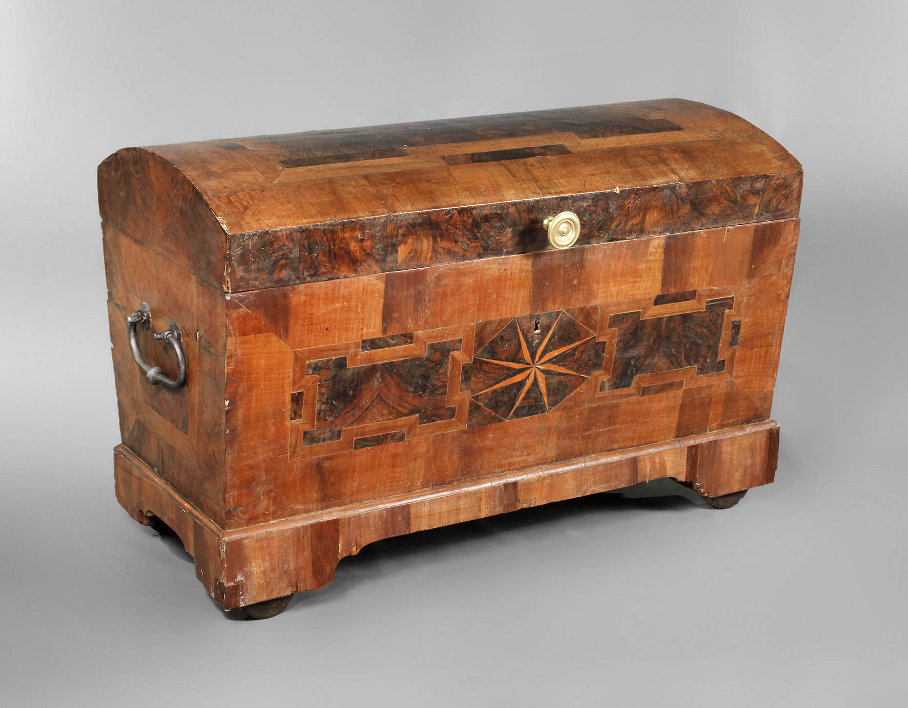 Furnierte Barocktruhe