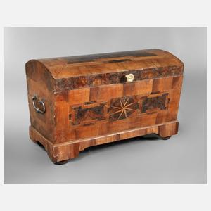 Furnierte Barocktruhe