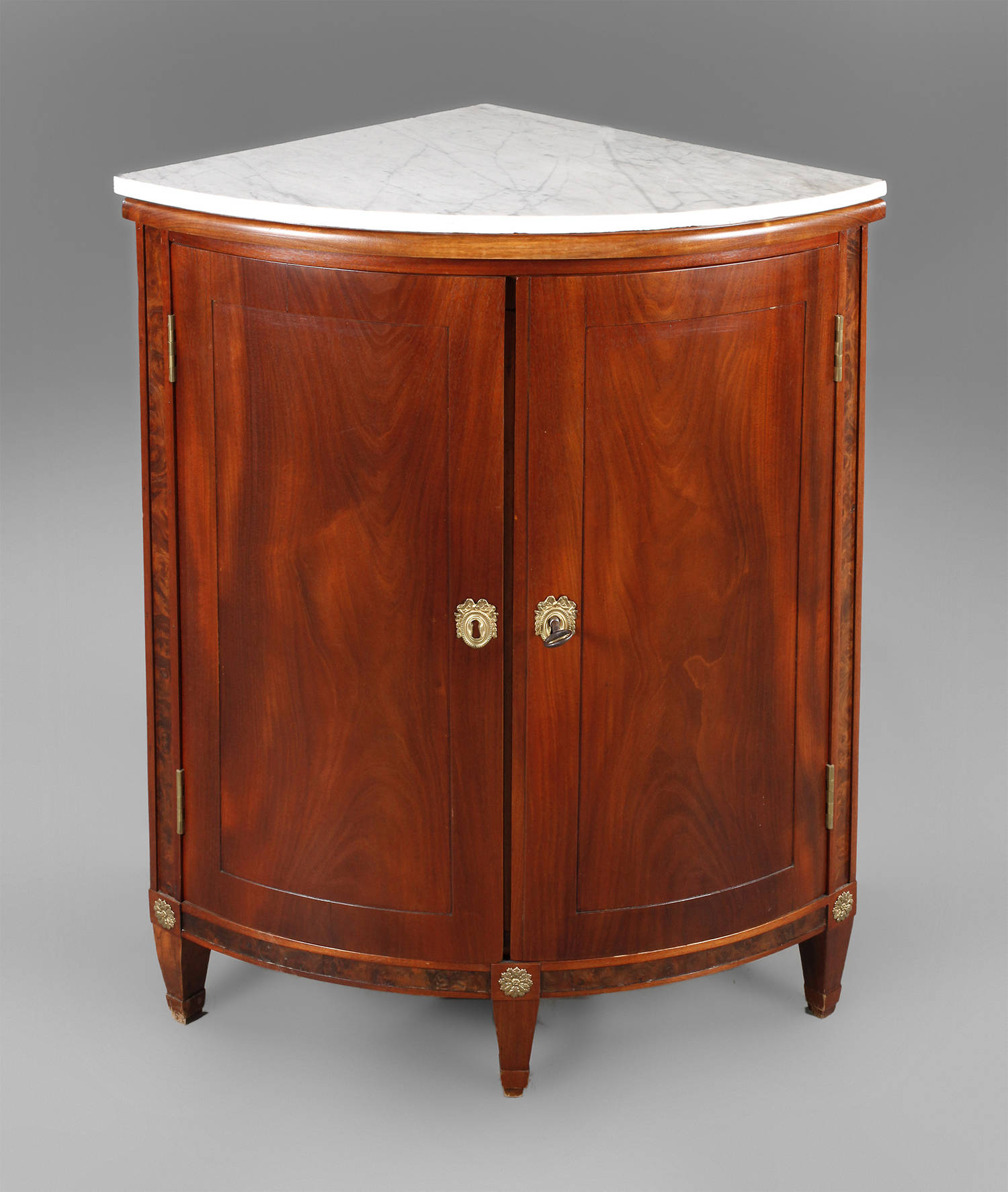 Biedermeier-Eckschrank aus Adelsbesitz