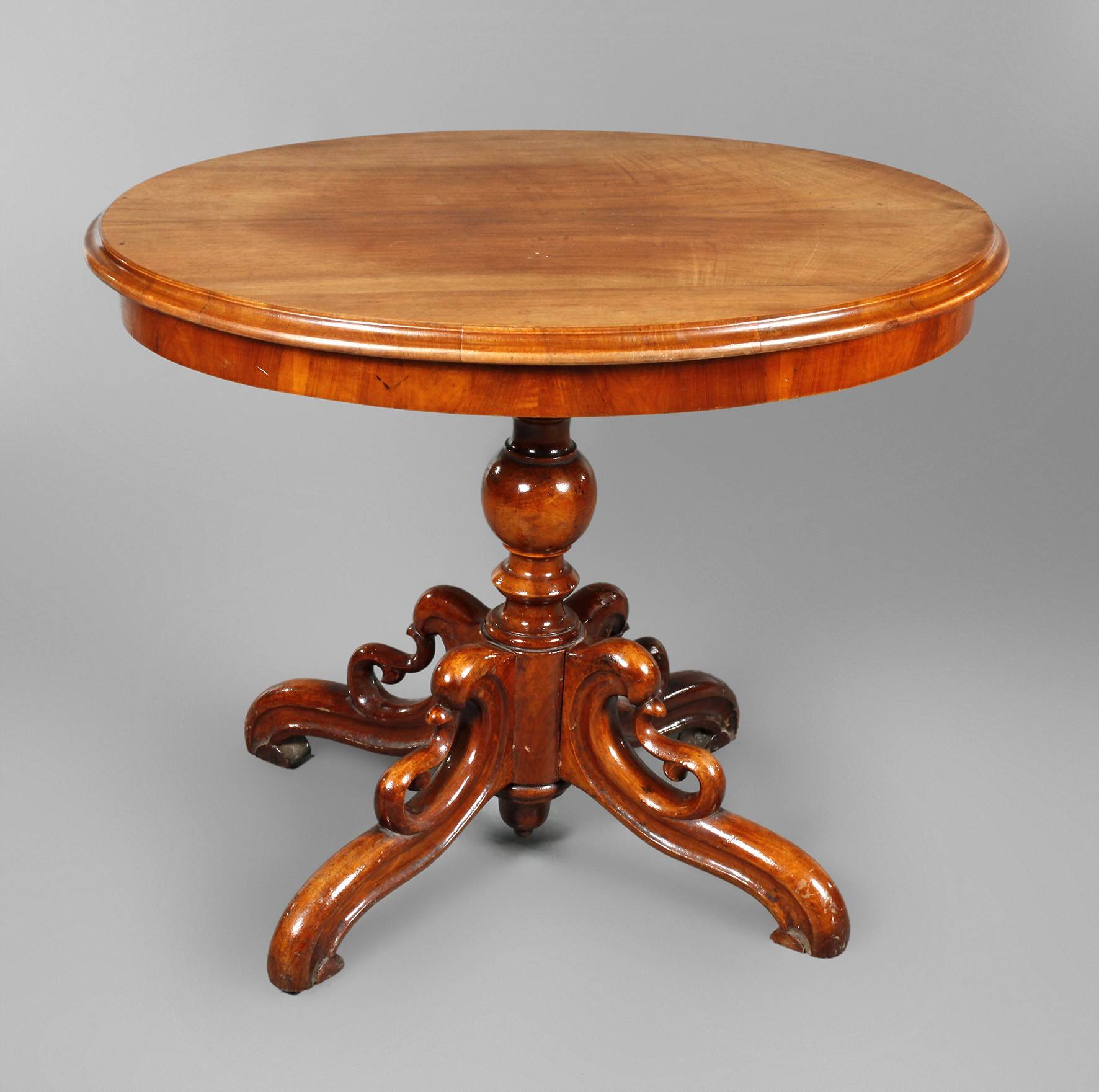 Kleiner ovaler Tisch