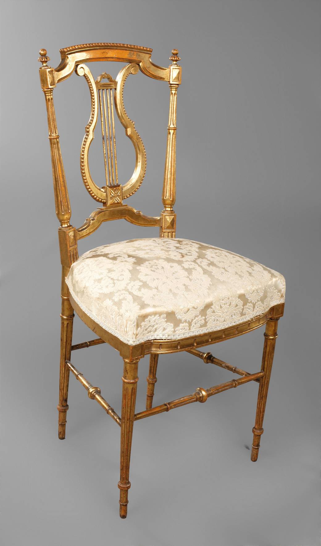 Salonstuhl mit Lyramotiv