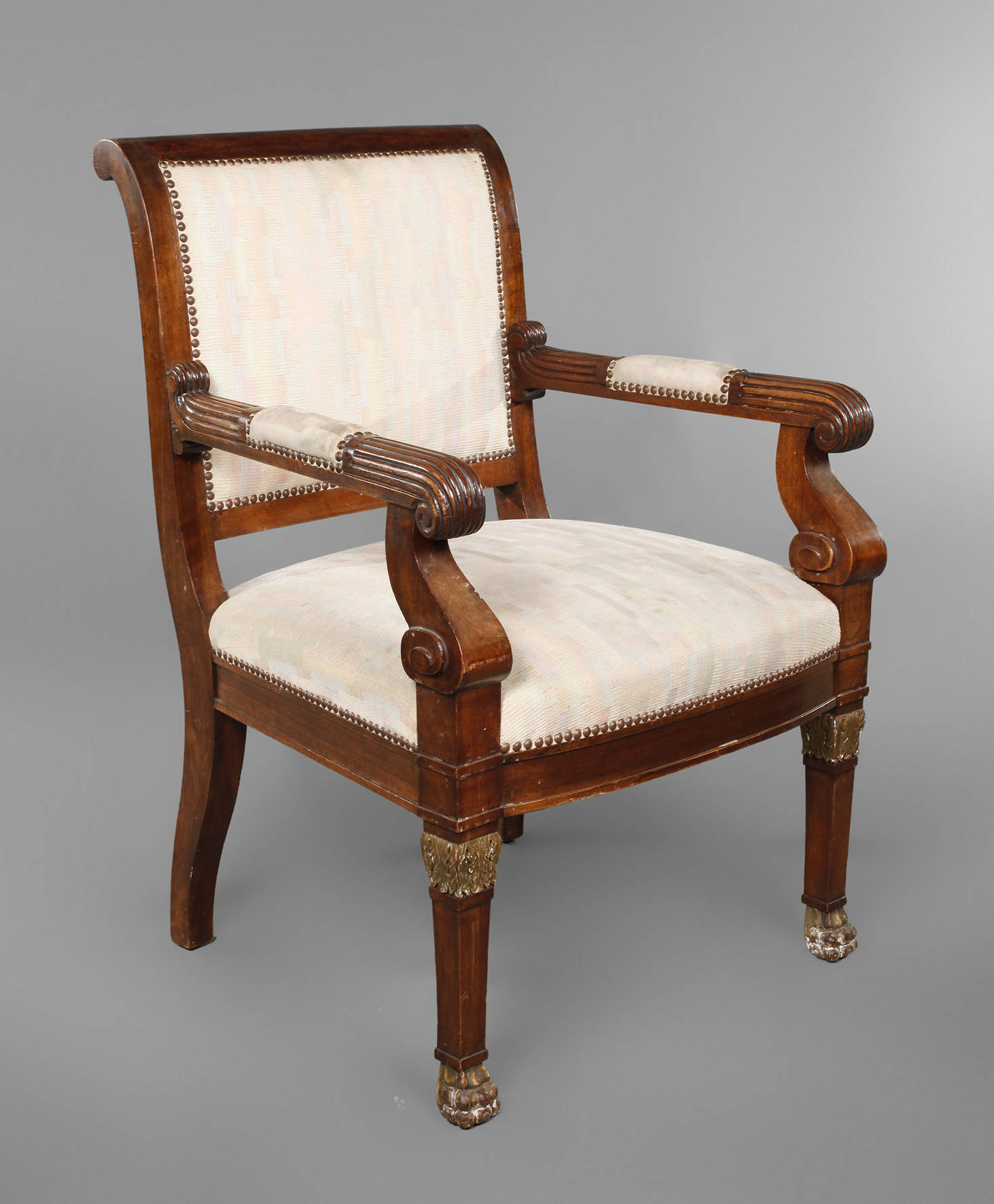 Schwerer Armlehnsessel