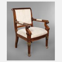 Schwerer Armlehnsessel111