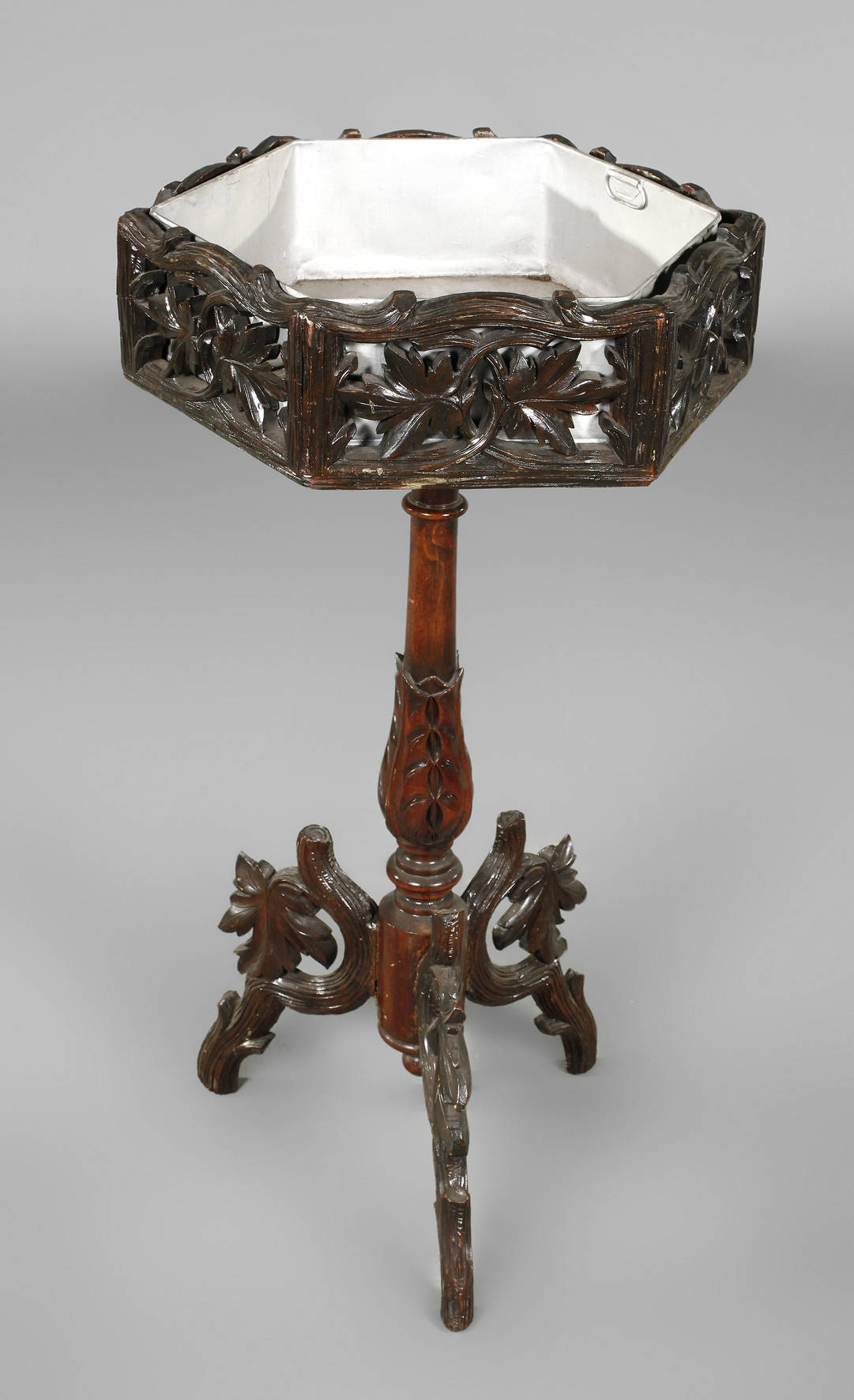 Geschnitzter Blumenständer