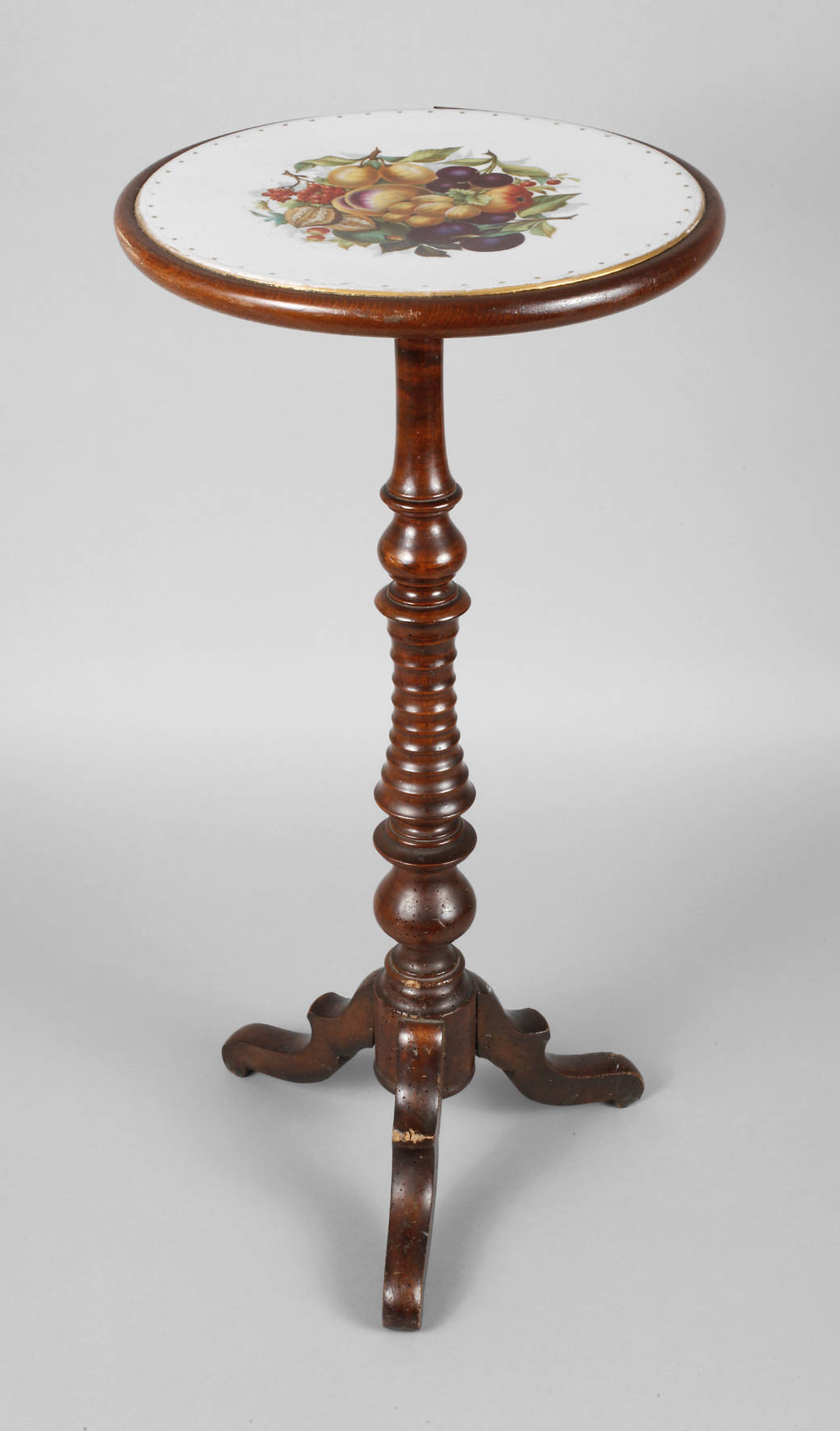 Tisch mit Porzellanplatte