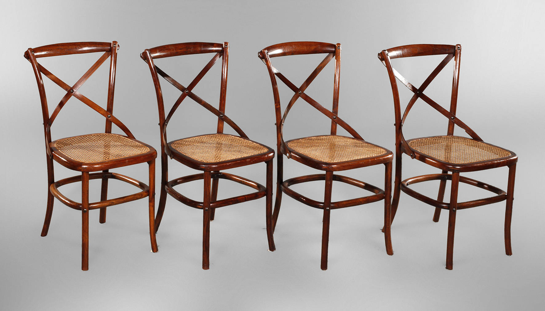 Vier Stühle Bugholz