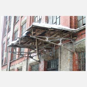 Drei Vordachausleger