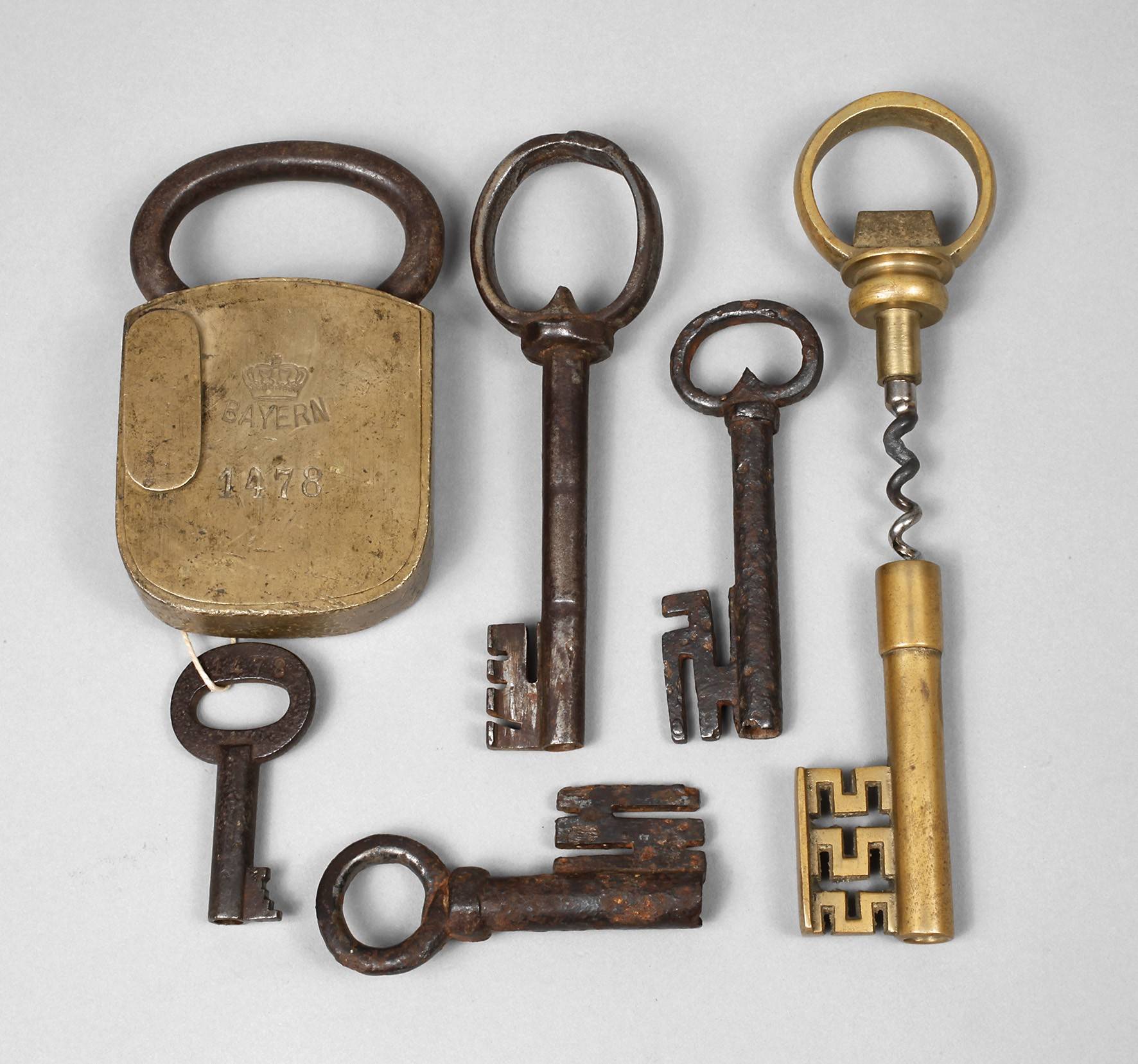 Vorhängeschloss und fünf Schlüssel