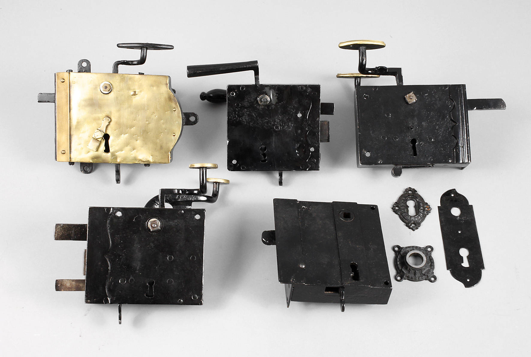 Fünf Kastenschlösser