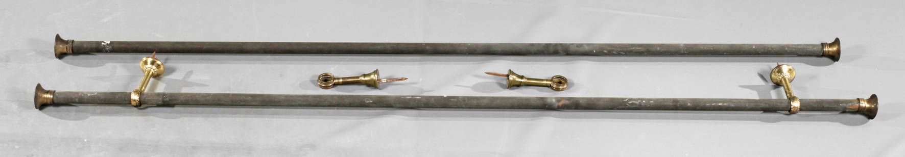 Paar lange Gardinenstangen