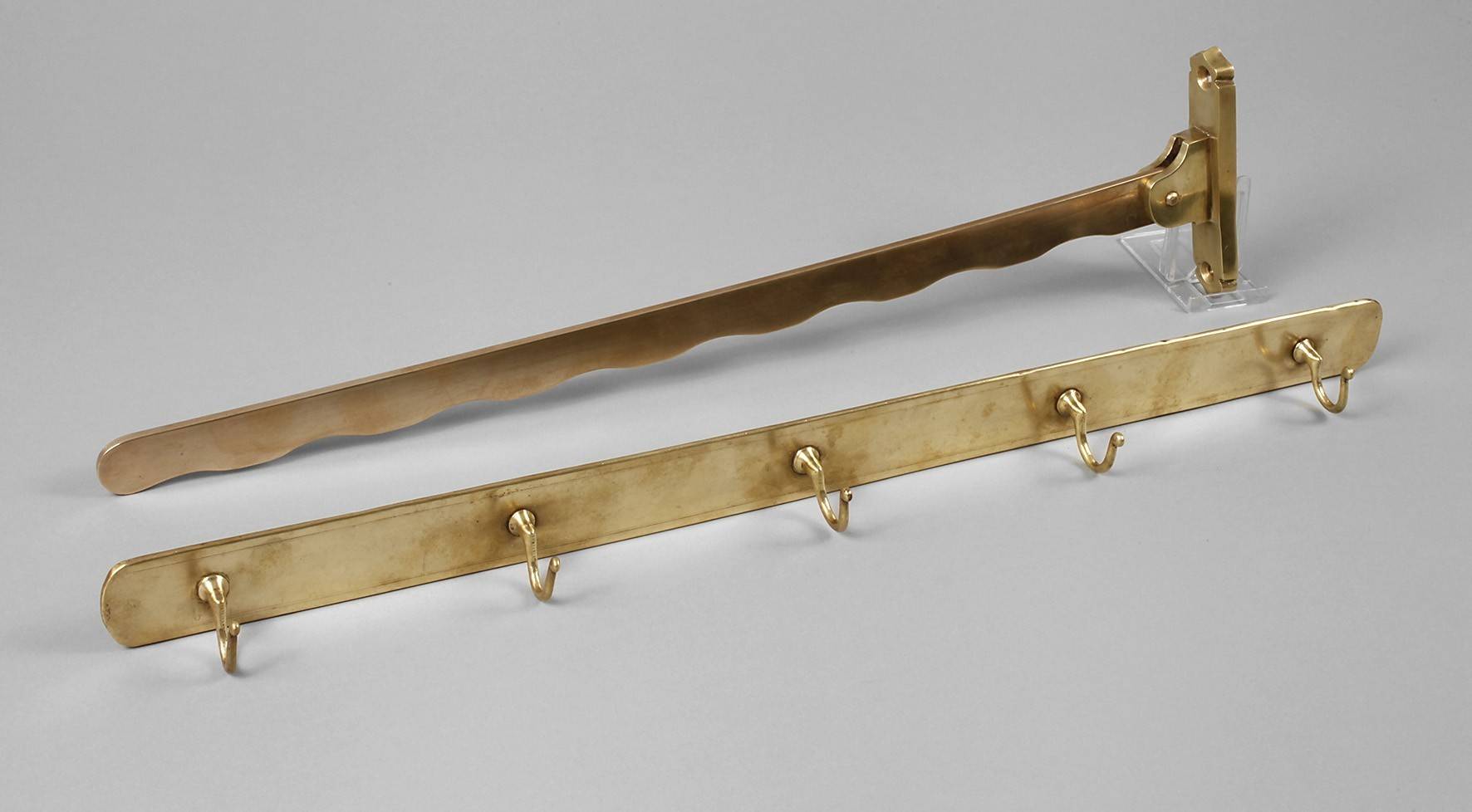 Zwei Handtuchhalter Messing