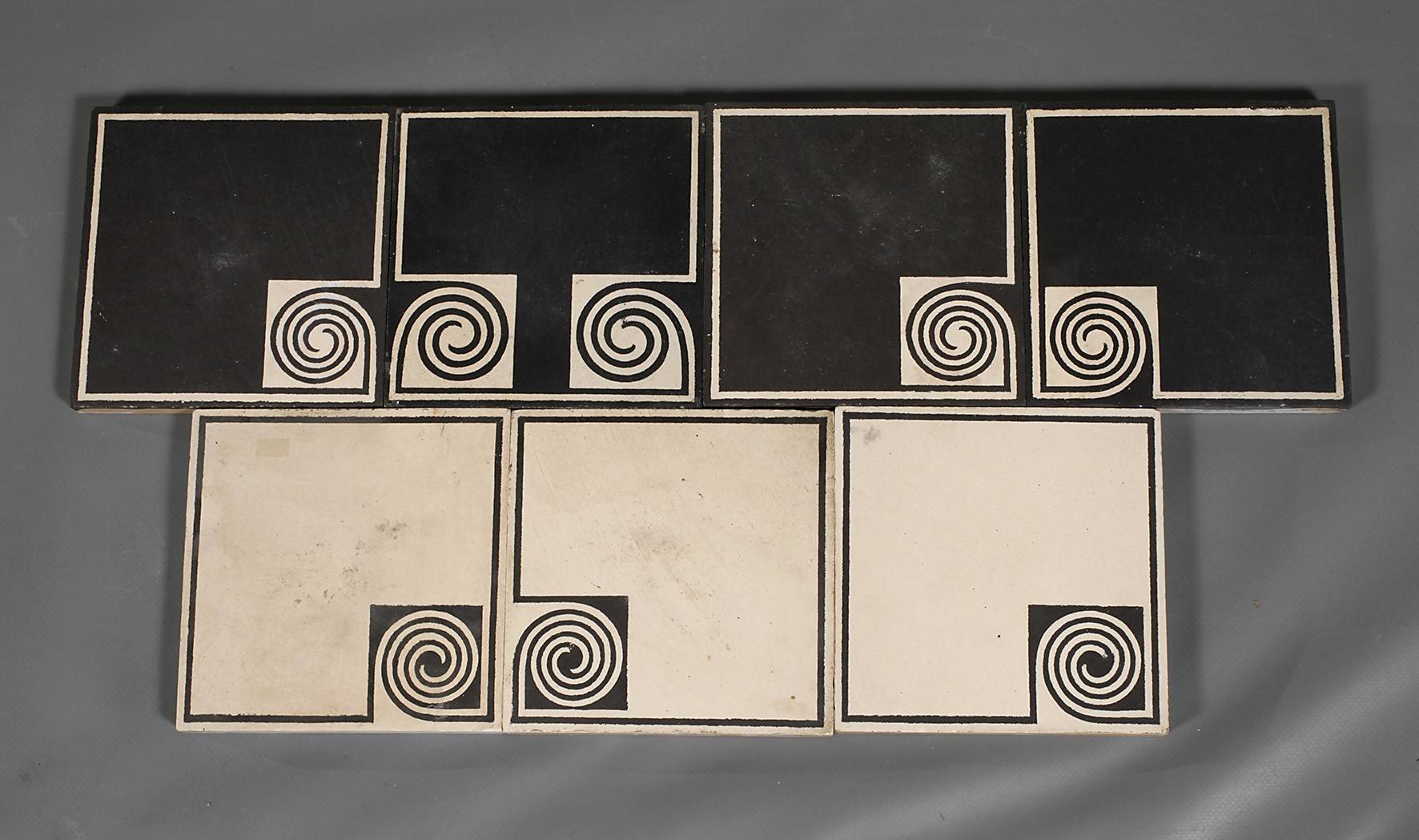 Sieben Bodenfliesen Peter Behrens