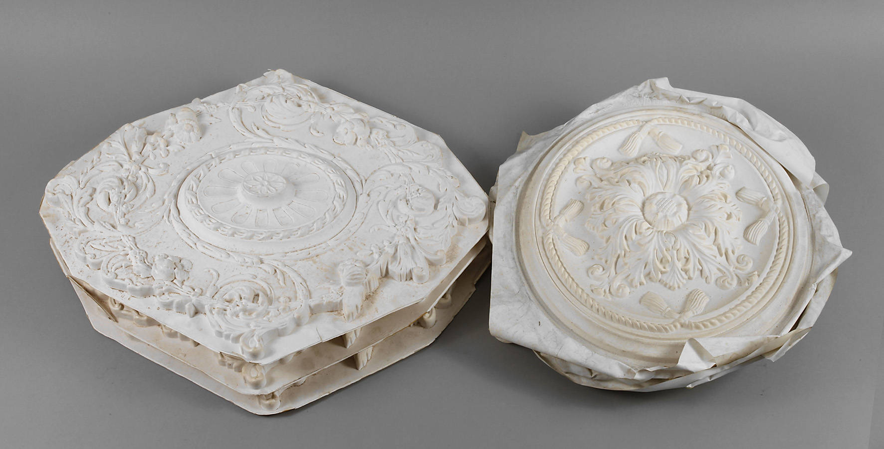 Fünf Stuckornamente