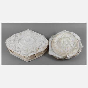 Fünf Stuckornamente