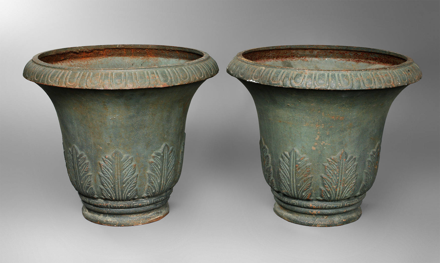 Zwei antikisierte Pflanzkübel