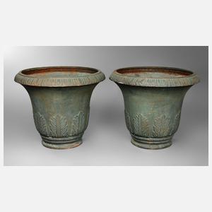 Zwei antikisierte Pflanzkübel