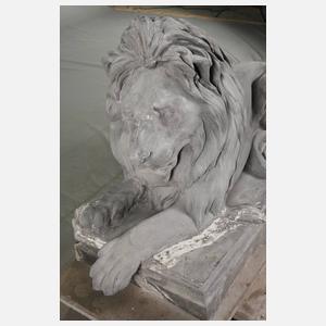 Lebensgroße Gartenplastik liegender Löwe