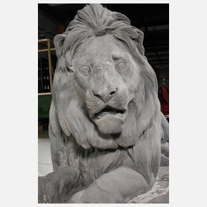 Lebensgroße Gartenplastik liegender Löwe