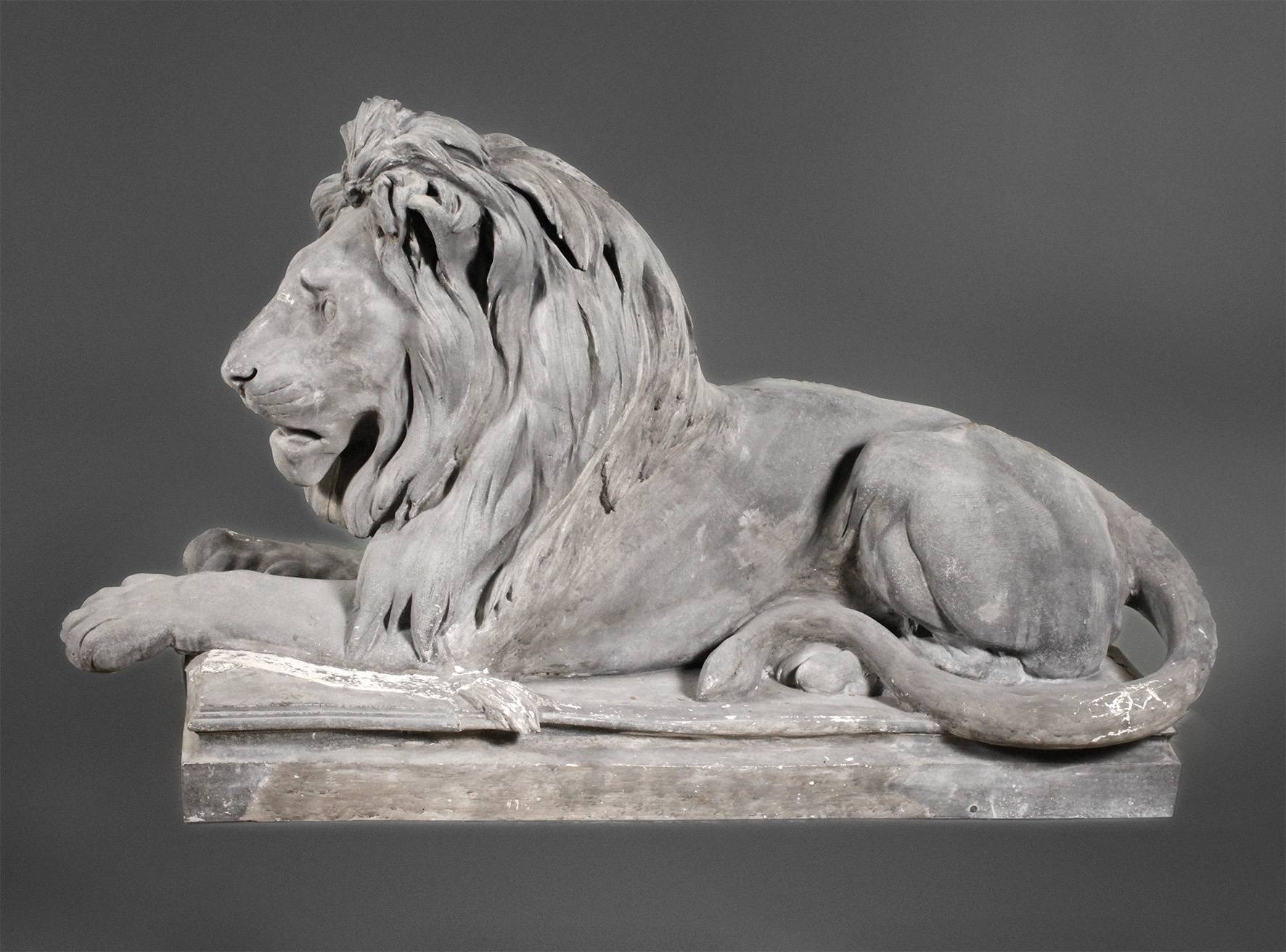 Lebensgroße Gartenplastik liegender Löwe