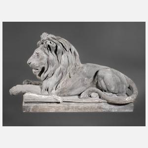 Lebensgroße Gartenplastik liegender Löwe
