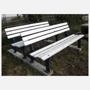 Paar Gartenbänke