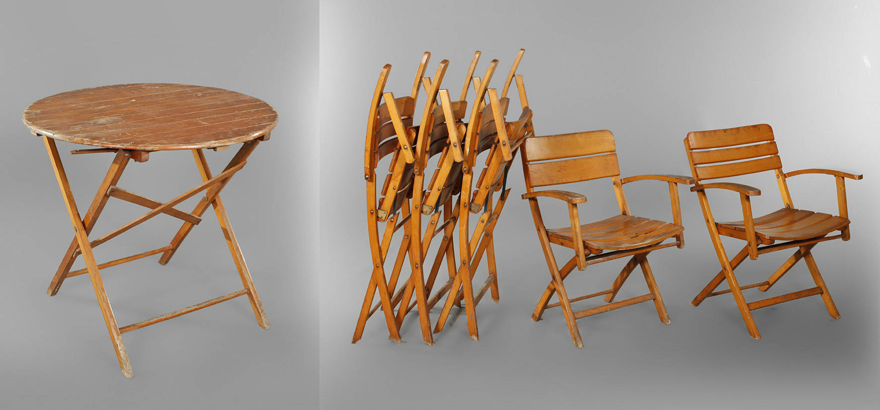 Fünf Gartenstühle und Tisch Firma Herlag