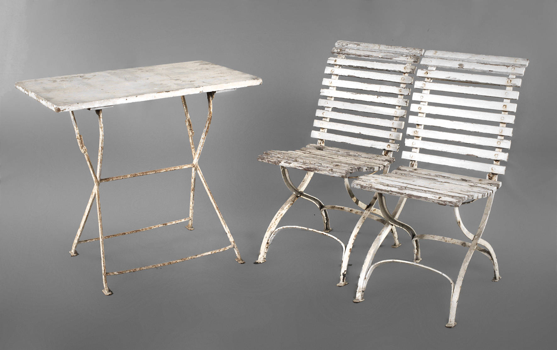 Gartentisch und zwei Stühle