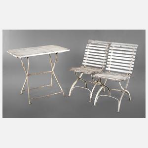 Gartentisch und zwei Stühle