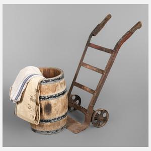 Sackkarre und Bierfass