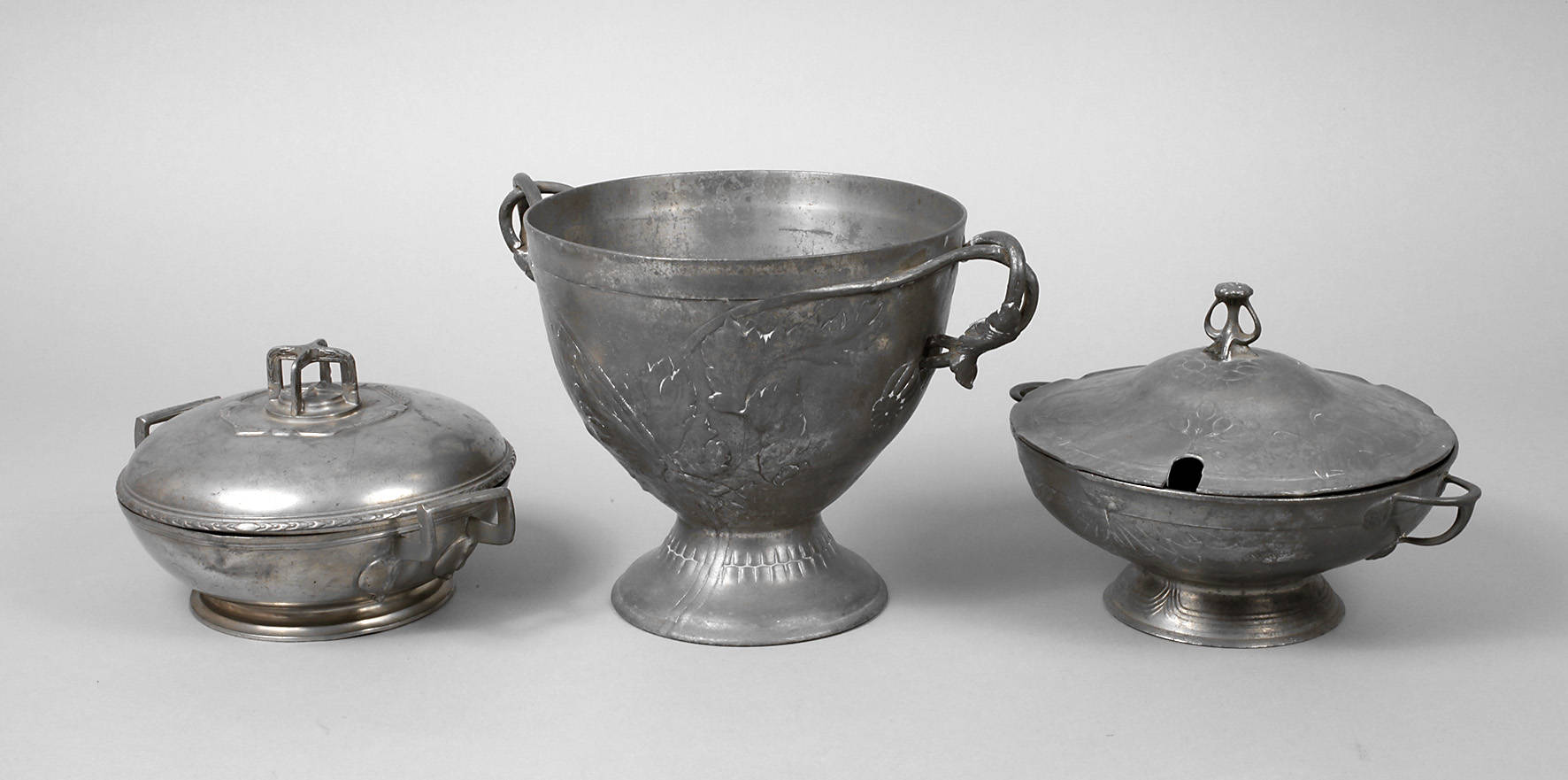 Zwei Deckelterrinen und ein Cachepot