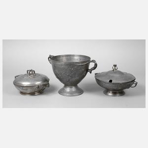 Zwei Deckelterrinen und ein Cachepot