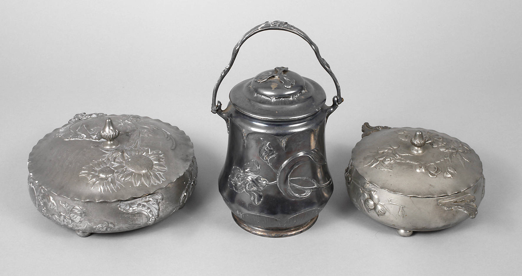 Zwei Deckelterrinen und eine Bonbonniere