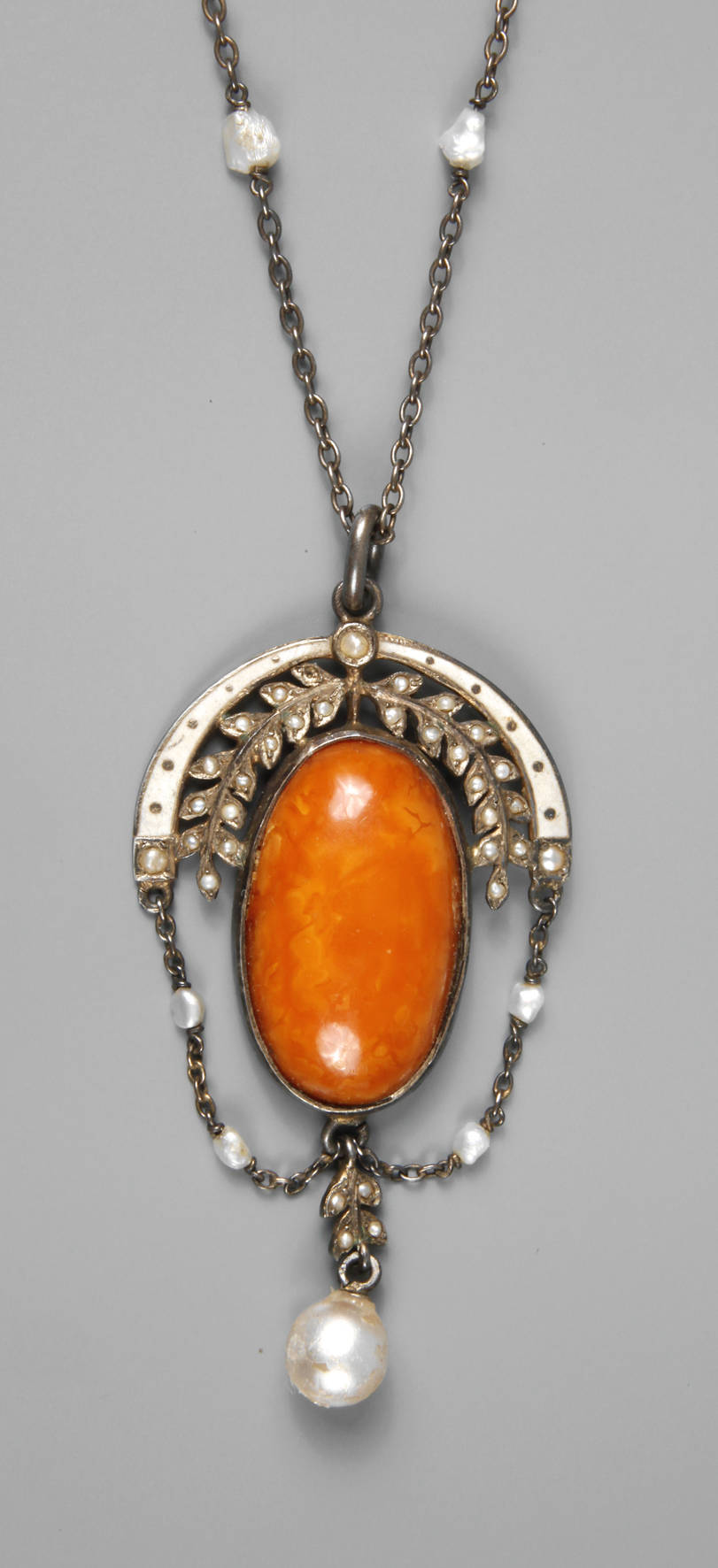 Jugendstilanhänger mit Bernsteincabochon und Perlen