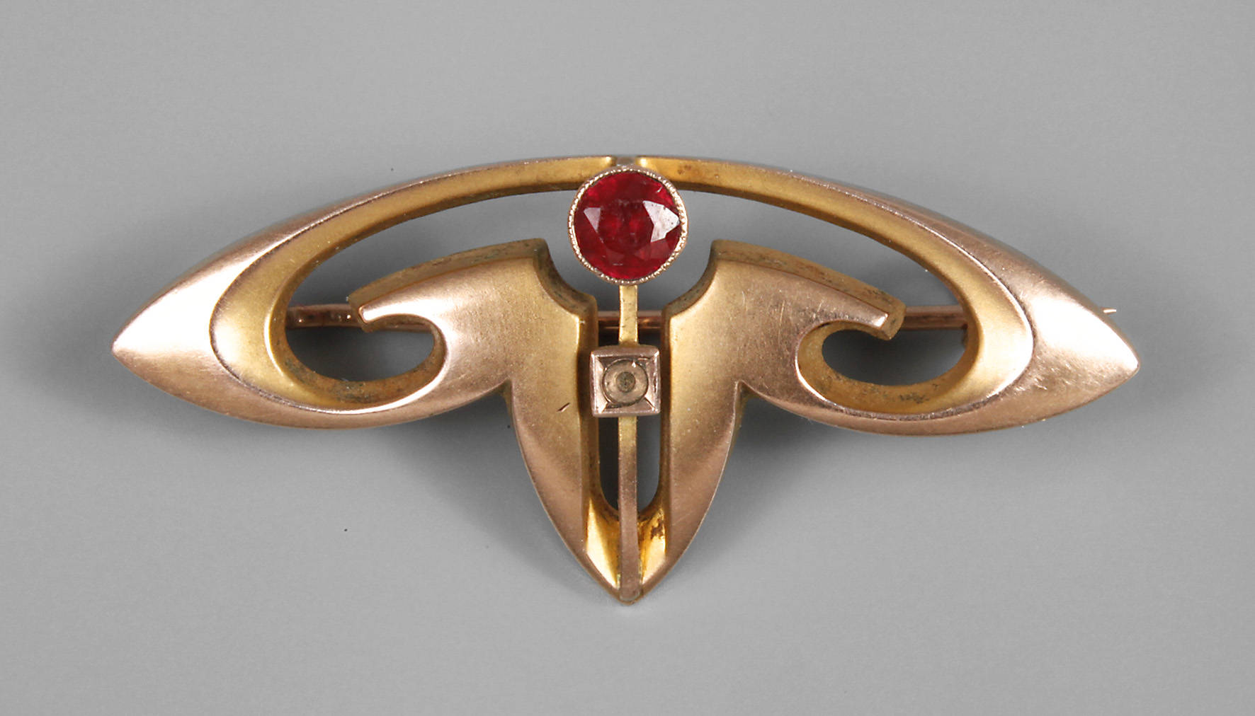 Goldbrosche mit Rubin